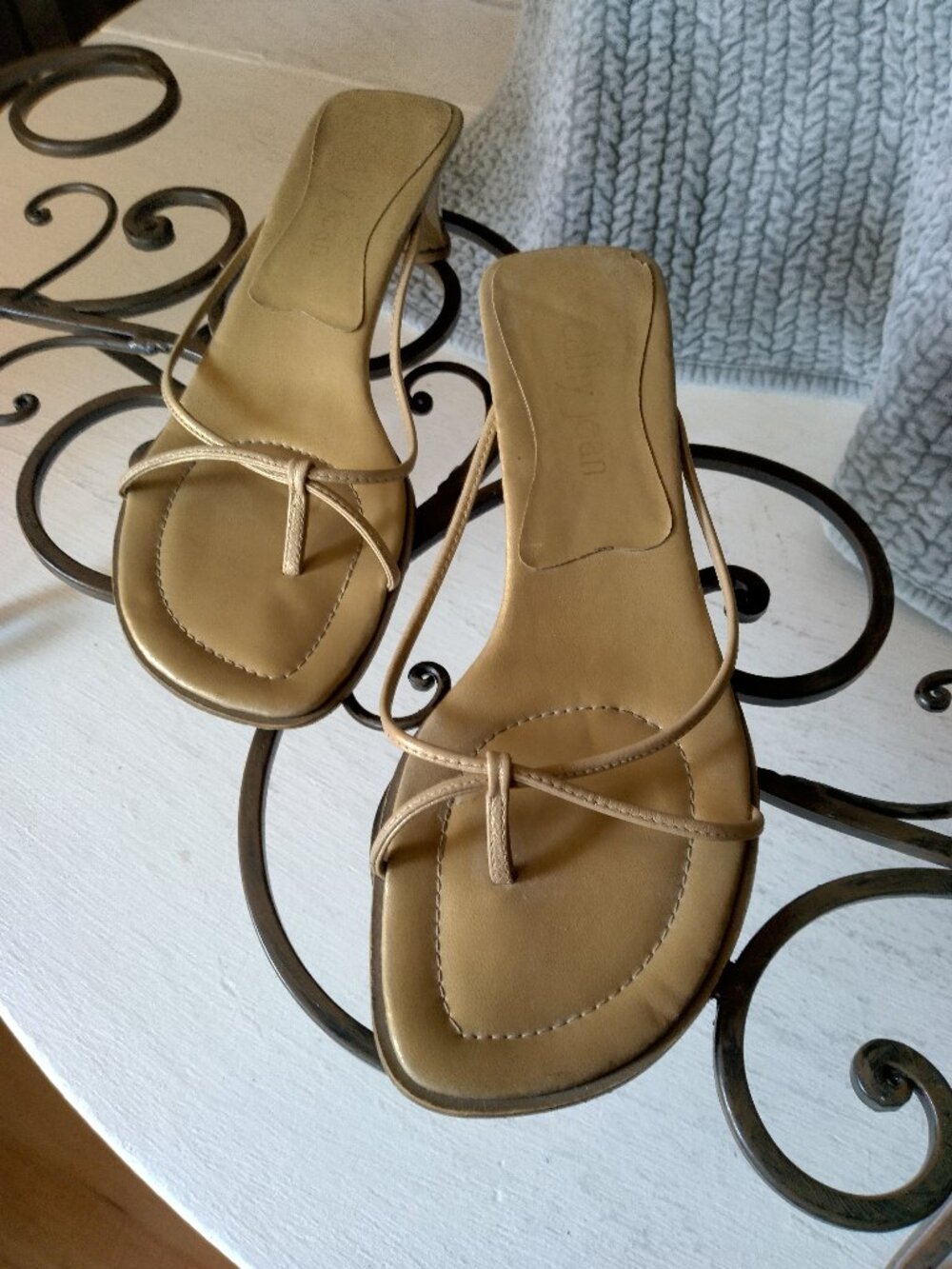 Gold leather sandal/thong, 1.5" heel, size 5.5, great condition.